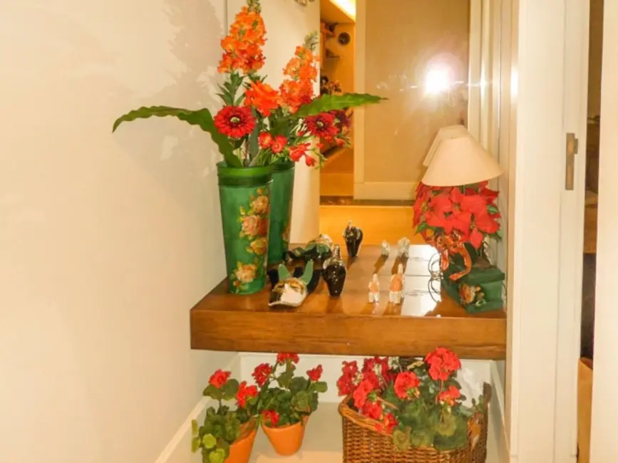 Apartamento com 3 quartos à venda, 189m2 em Centro, Gramado - RS - imagem 8 Foto 8 de Apartamento com 3 quartos à venda, 189m2 em Centro, Gramado - RS