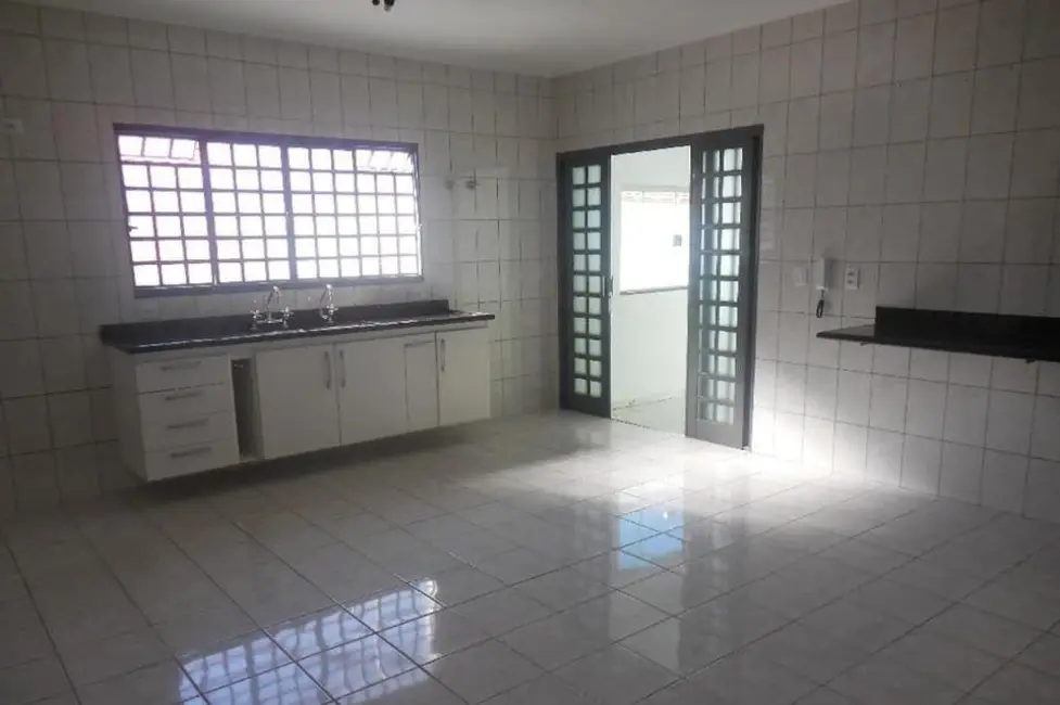 Foto 1 de Casa com 2 quartos à venda, 200m2 em CDHU, Mogi Mirim - SP