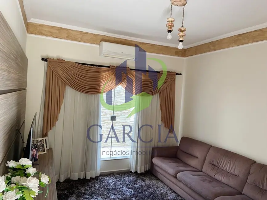 Foto 2 de Casa com 3 quartos à venda, 200m2 em Estiva Gerbi - SP