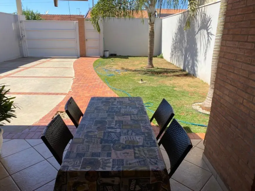 Foto 2 de Casa com 3 quartos à venda, 150m2 em Centro, Estiva Gerbi - SP