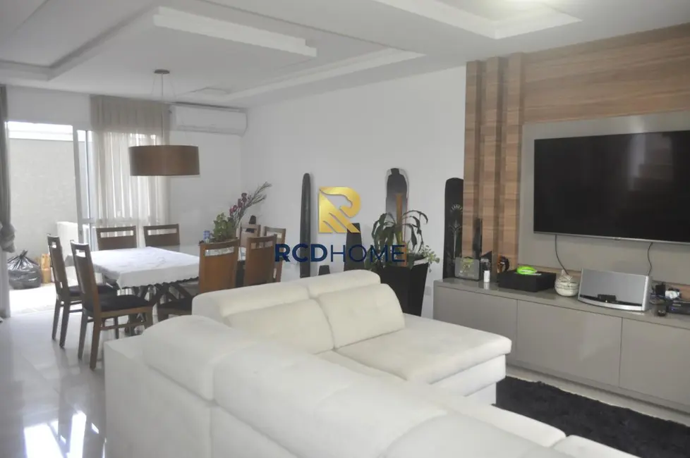 Casa de Condomínio com 3 quartos à venda, 200m2 em Curitiba - PR - imagem 2 Foto 2 de Casa de Condomínio com 3 quartos à venda, 200m2 em Curitiba - PR