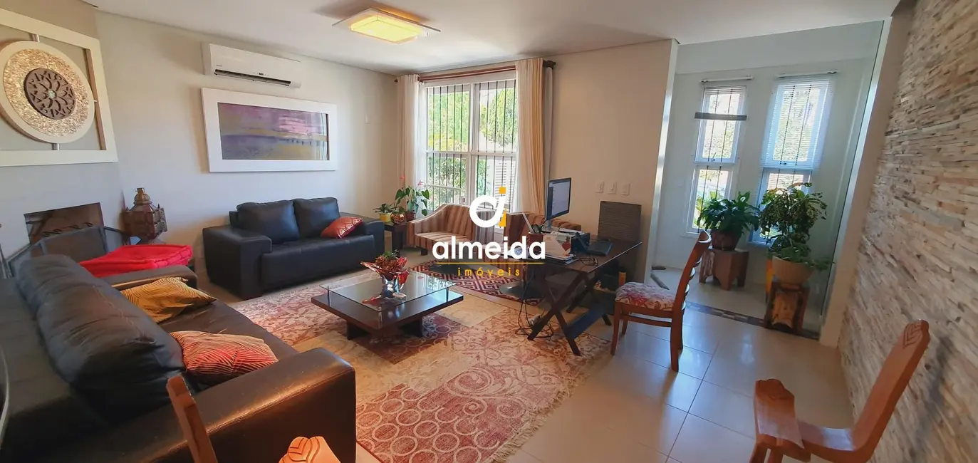 Foto 2 de Casa com 3 quartos à venda, 360m2 em São José, Santa Maria - RS