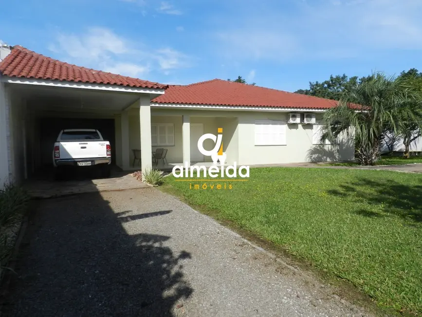 Foto 1 de Casa com 3 quartos à venda, 210m2 em Pinheiro Machado, Santa Maria - RS