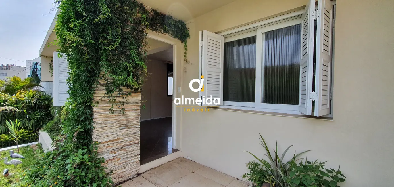 Casa com 4 quartos à venda, 268m2 em Nossa Senhora de Lourdes, Santa Maria - RS - imagem 3 Foto 3 de Casa com 4 quartos à venda, 268m2 em Nossa Senhora de Lourdes, Santa Maria - RS