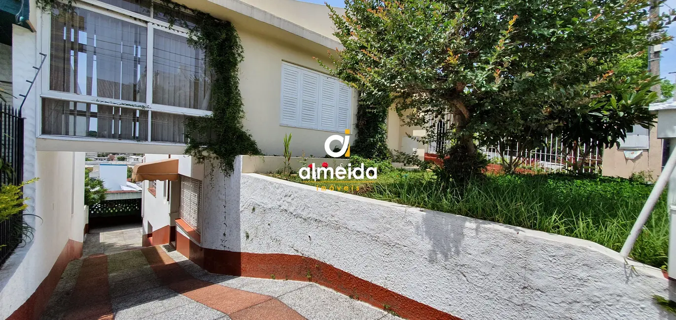 Casa com 4 quartos à venda, 268m2 em Nossa Senhora de Lourdes, Santa Maria - RS - imagem 2 Foto 2 de Casa com 4 quartos à venda, 268m2 em Nossa Senhora de Lourdes, Santa Maria - RS