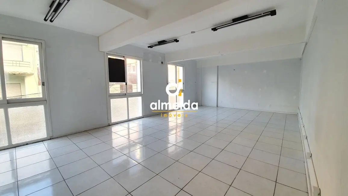 Foto 2 de Sala Comercial com 4 quartos para alugar, 280m2 em Centro, Santa Maria - RS