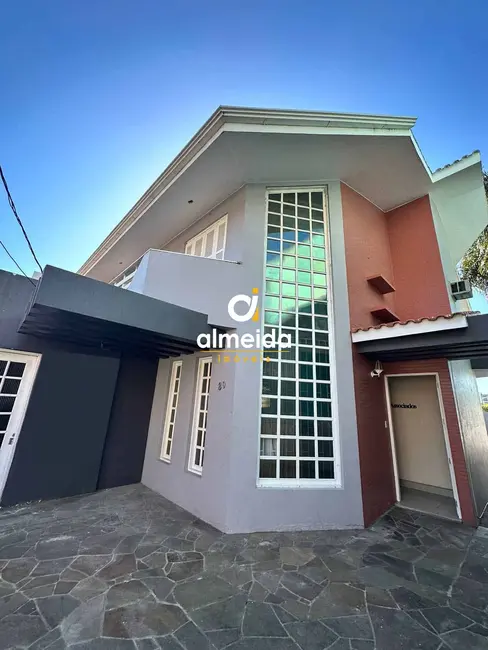 Foto 1 de Casa com 4 quartos para alugar, 360m2 em Nossa Senhora Medianeira, Santa Maria - RS