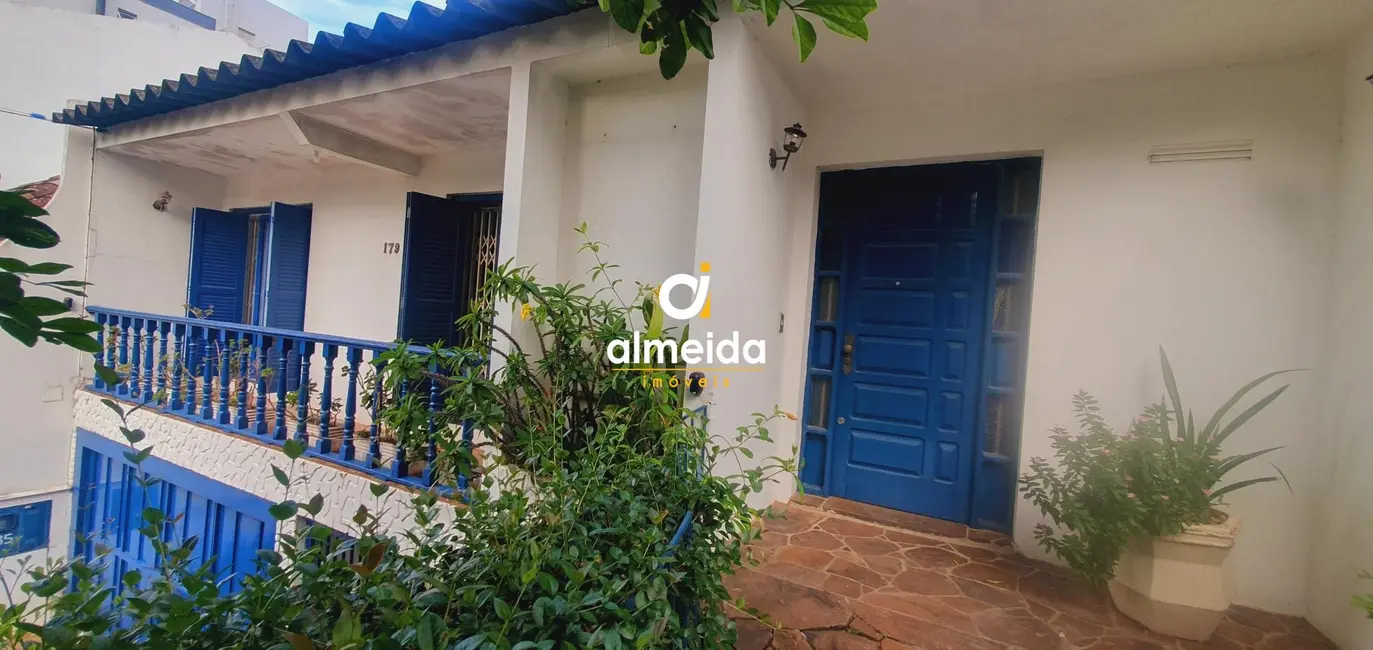 Foto 2 de Casa com 5 quartos à venda, 280m2 em Nossa Senhora de Lourdes, Santa Maria - RS