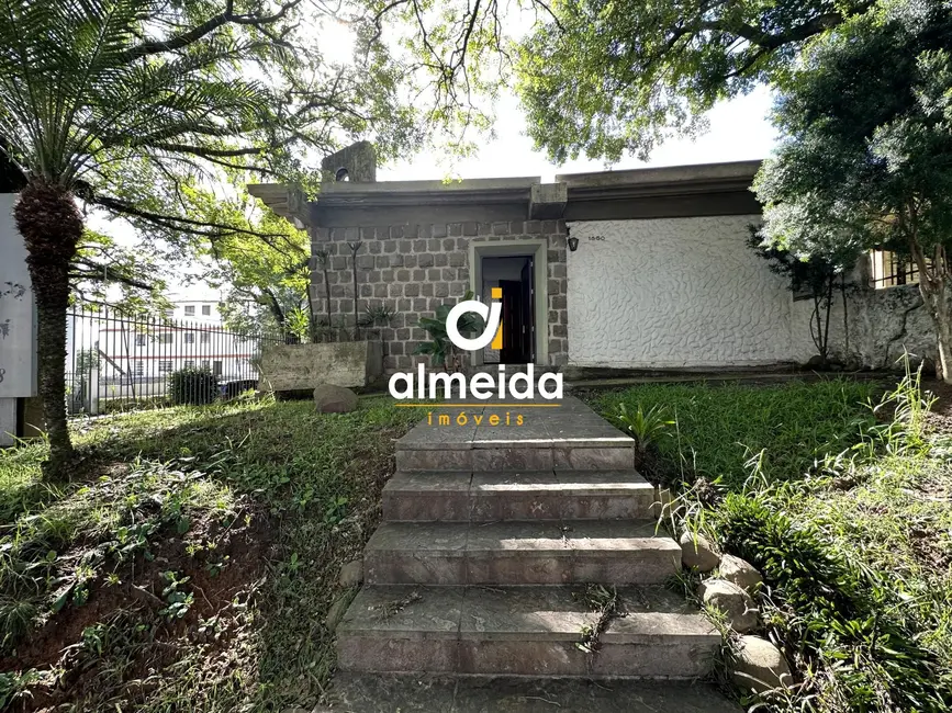 Casa com 5 quartos para alugar, 200m2 em Nossa Senhora de Lourdes, Santa Maria - RS - imagem 1 Foto 1 de Casa com 5 quartos para alugar, 200m2 em Nossa Senhora de Lourdes, Santa Maria - RS