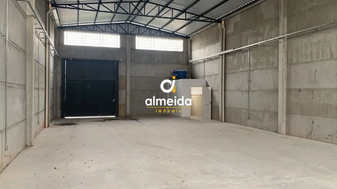 Foto 3 de Armazém / Galpão com 1 quarto para alugar, 200m2 em Nossa Senhora Medianeira, Santa Maria - RS