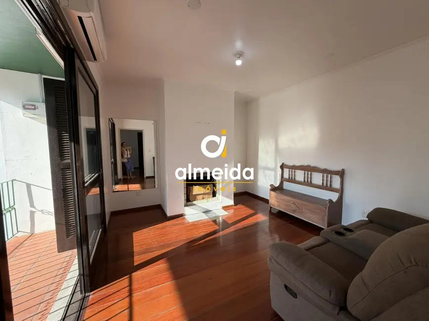 Apartamento com 3 quartos para alugar, 198m2 em Nossa Senhora de Lourdes, Santa Maria - RS - imagem 3 Foto 3 de Apartamento com 3 quartos para alugar, 198m2 em Nossa Senhora de Lourdes, Santa Maria - RS