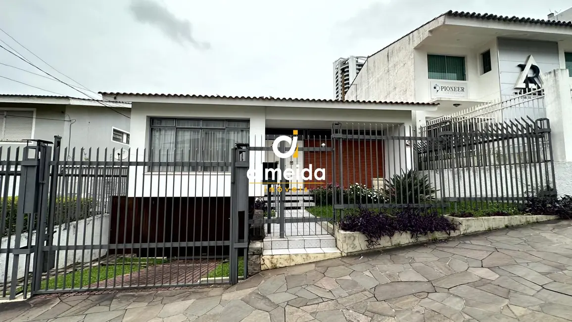 Foto 1 de Casa com 3 quartos à venda, 255m2 em Nossa Senhora de Lourdes, Santa Maria - RS