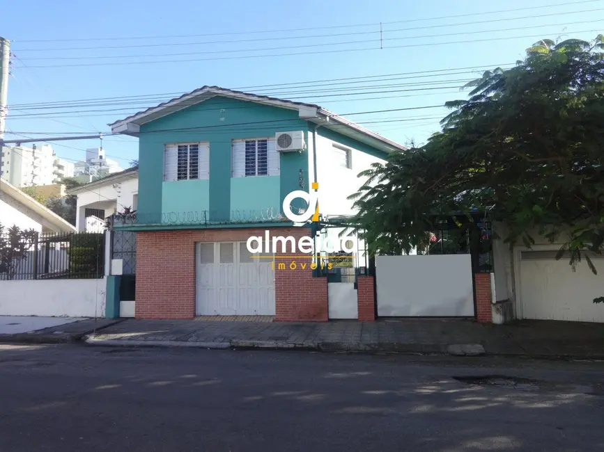 Foto 1 de Casa com 6 quartos à venda, 200m2 em Centro, Santa Maria - RS