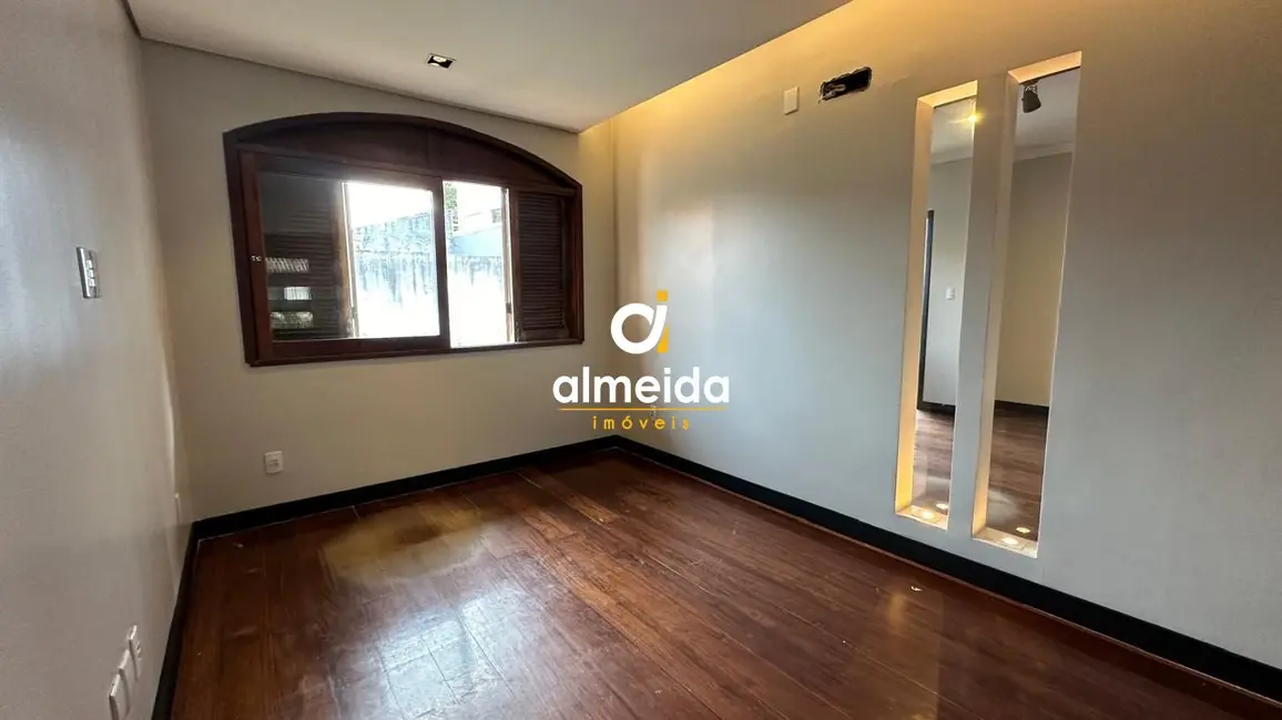 Casa com 3 quartos à venda, 220m2 em Nossa Senhora de Lourdes, Santa Maria - RS - imagem 6 Foto 6 de Casa com 3 quartos à venda, 220m2 em Nossa Senhora de Lourdes, Santa Maria - RS