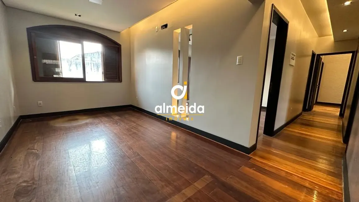 Casa com 3 quartos à venda, 220m2 em Nossa Senhora de Lourdes, Santa Maria - RS - imagem 3 Foto 3 de Casa com 3 quartos à venda, 220m2 em Nossa Senhora de Lourdes, Santa Maria - RS