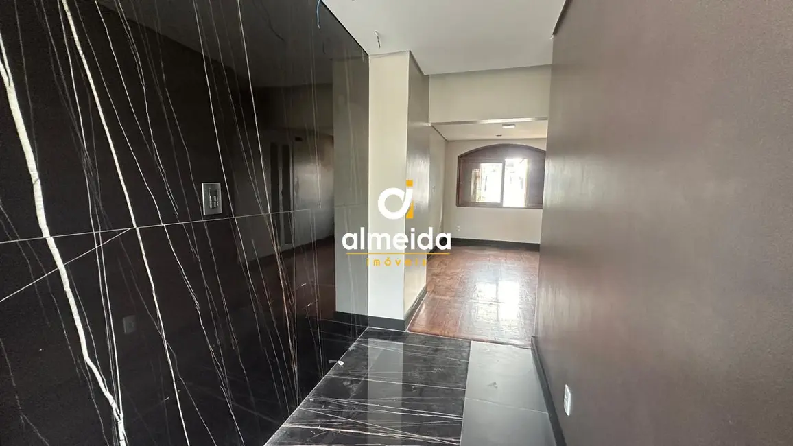 Foto 2 de Casa com 3 quartos à venda, 220m2 em Nossa Senhora de Lourdes, Santa Maria - RS