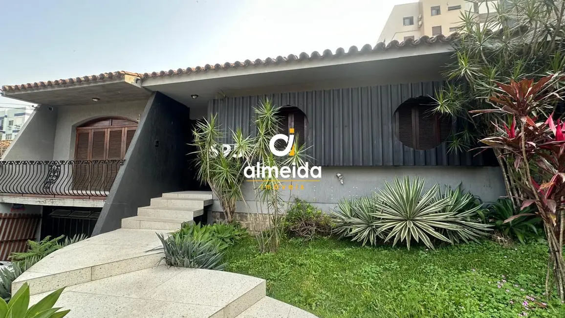 Foto 1 de Casa com 3 quartos à venda, 220m2 em Nossa Senhora de Lourdes, Santa Maria - RS