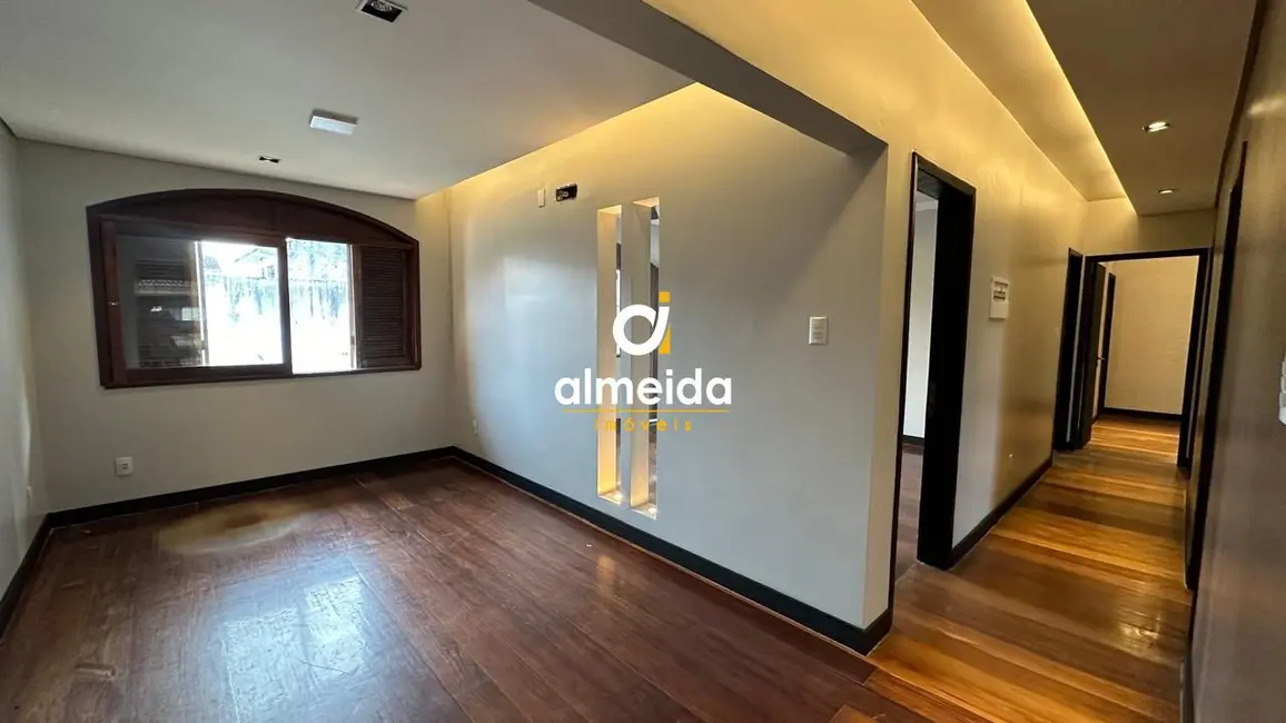 Casa com 3 quartos à venda, 220m2 em Nossa Senhora de Lourdes, Santa Maria - RS - imagem 5 Foto 5 de Casa com 3 quartos à venda, 220m2 em Nossa Senhora de Lourdes, Santa Maria - RS