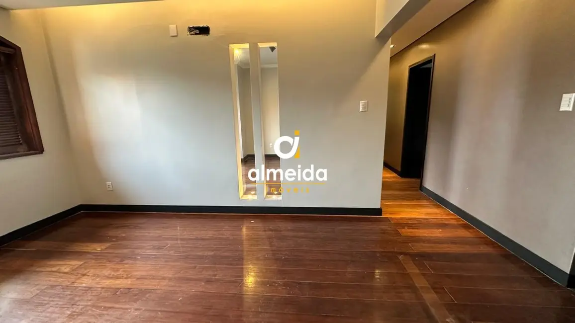 Casa com 3 quartos à venda, 220m2 em Nossa Senhora de Lourdes, Santa Maria - RS - imagem 4 Foto 4 de Casa com 3 quartos à venda, 220m2 em Nossa Senhora de Lourdes, Santa Maria - RS