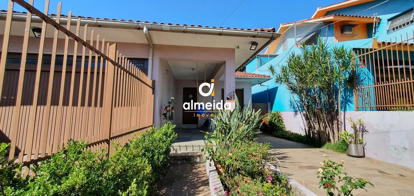 Foto 2 de Casa com 4 quartos para alugar, 338m2 em Nossa Senhora de Lourdes, Santa Maria - RS