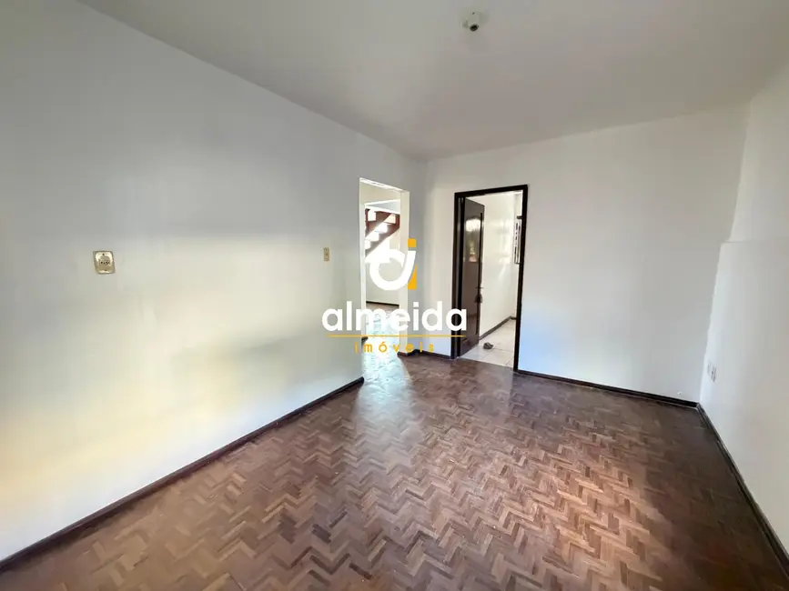 Casa com 3 quartos para alugar, 137m2 em Nossa Senhora de Lourdes, Santa Maria - RS - imagem 3 Foto 3 de Casa com 3 quartos para alugar, 137m2 em Nossa Senhora de Lourdes, Santa Maria - RS