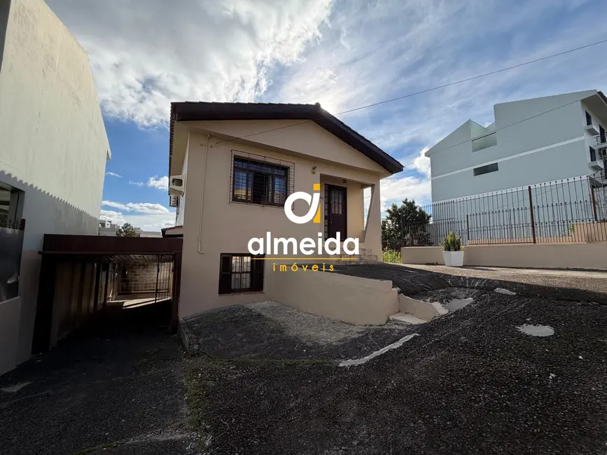 Casa com 3 quartos para alugar, 137m2 em Nossa Senhora de Lourdes, Santa Maria - RS - imagem 1 Foto 1 de Casa com 3 quartos para alugar, 137m2 em Nossa Senhora de Lourdes, Santa Maria - RS