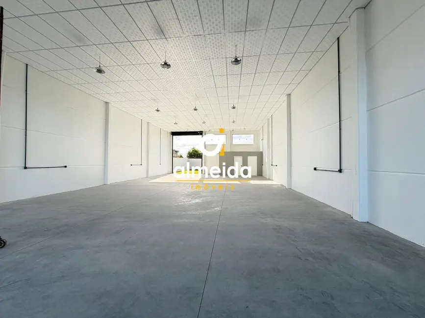 Armazém / Galpão com 1 quarto para alugar, 272m2 em Tomazetti, Santa Maria - RS - imagem 4 Foto 4 de Armazém / Galpão com 1 quarto para alugar, 272m2 em Tomazetti, Santa Maria - RS