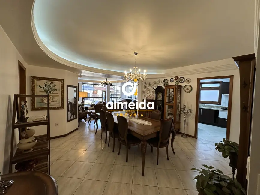 Foto 7 de Apartamento com 3 quartos à venda, 137m2 em Nossa Senhora de Lourdes, Santa Maria - RS