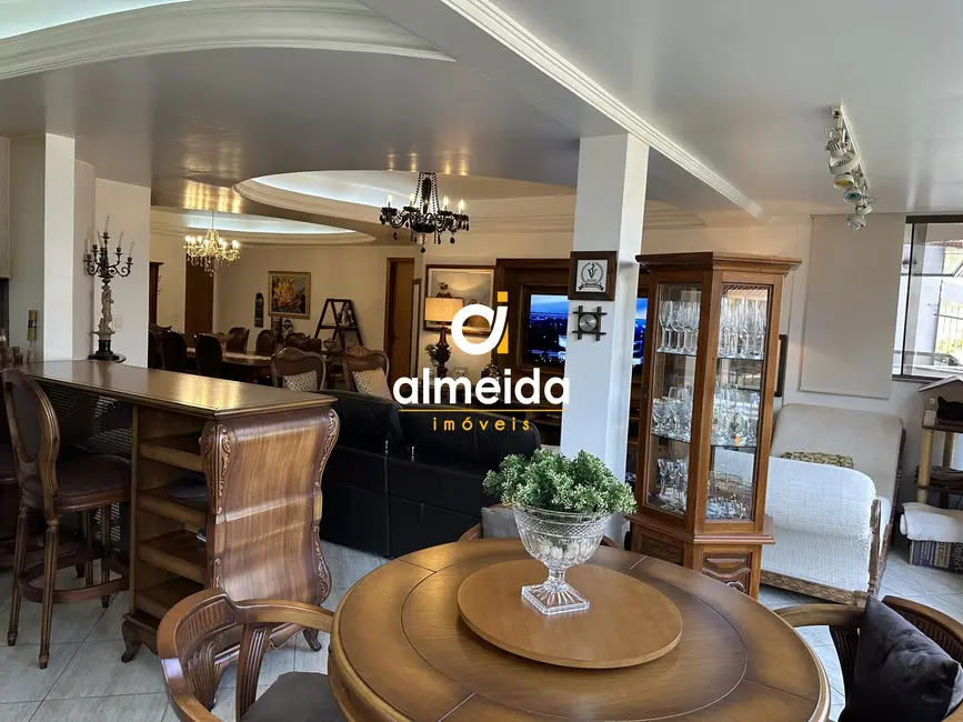 Foto 9 de Apartamento com 3 quartos à venda, 137m2 em Nossa Senhora de Lourdes, Santa Maria - RS