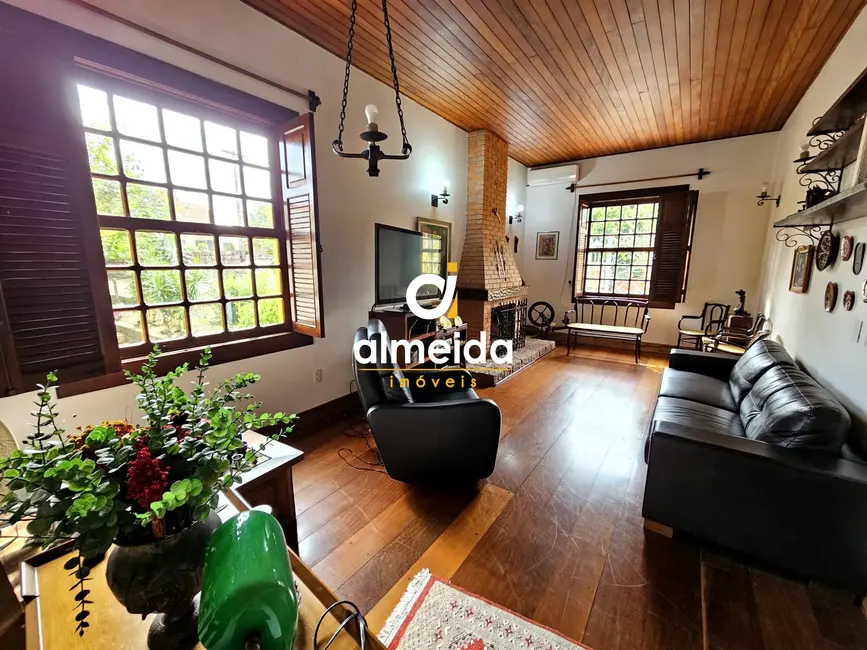 Casa com 5 quartos para alugar, 600m2 em Nossa Senhora de Lourdes, Santa Maria - RS - imagem 8 Foto 8 de Casa com 5 quartos para alugar, 600m2 em Nossa Senhora de Lourdes, Santa Maria - RS