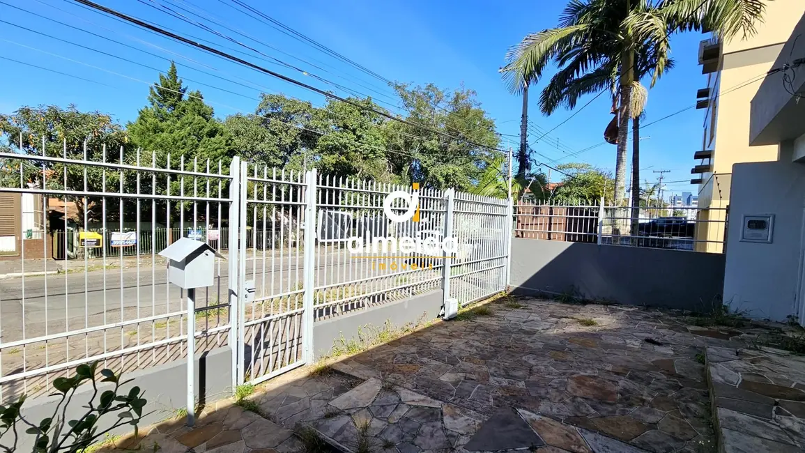 Casa com 3 quartos à venda, 250m2 em Nossa Senhora de Lourdes, Santa Maria - RS - imagem 3 Foto 3 de Casa com 3 quartos à venda, 250m2 em Nossa Senhora de Lourdes, Santa Maria - RS