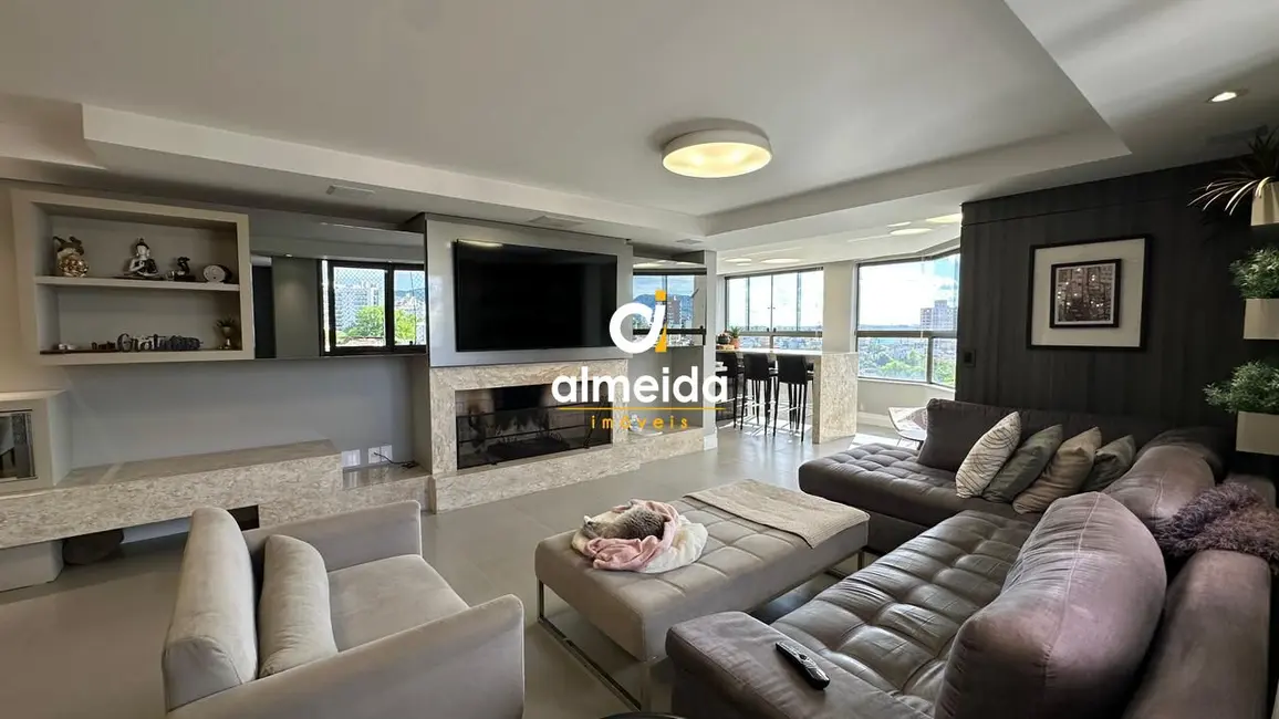 Foto 1 de Apartamento com 3 quartos à venda, 181m2 em Nossa Senhora Medianeira, Santa Maria - RS