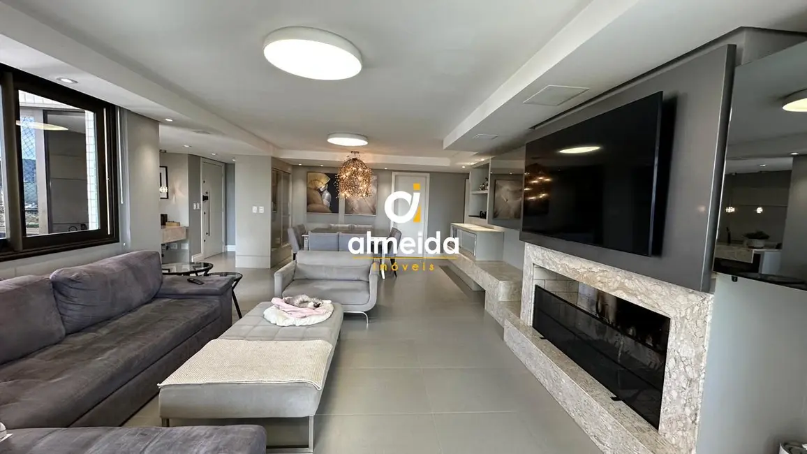 Foto 8 de Apartamento com 3 quartos à venda, 181m2 em Nossa Senhora Medianeira, Santa Maria - RS