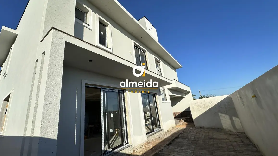 Foto 2 de Casa com 3 quartos à venda, 200m2 em Tomazetti, Santa Maria - RS