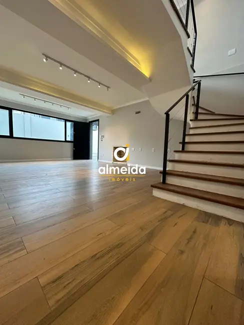 Casa com 5 quartos à venda, 330m2 em Nossa Senhora das Dores, Santa Maria - RS - imagem 8 Foto 8 de Casa com 5 quartos à venda, 330m2 em Nossa Senhora das Dores, Santa Maria - RS