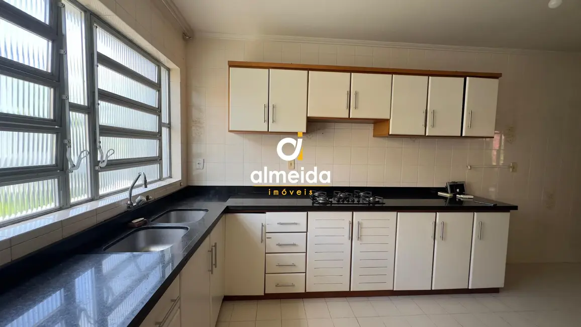 Apartamento com 3 quartos para alugar, 150m2 em Nossa Senhora de Lourdes, Santa Maria - RS - imagem 8 Foto 8 de Apartamento com 3 quartos para alugar, 150m2 em Nossa Senhora de Lourdes, Santa Maria - RS