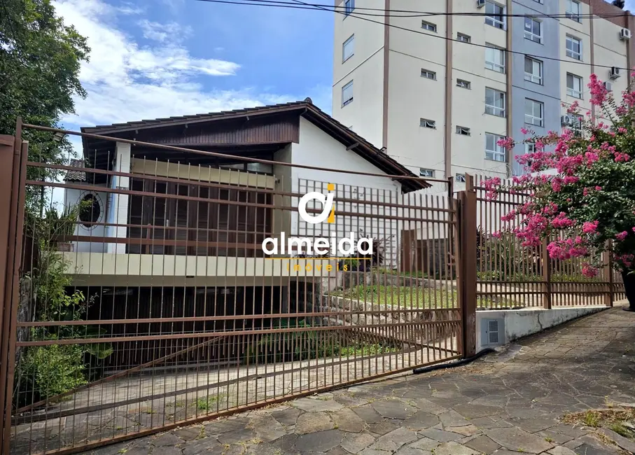 Foto 1 de Casa com 4 quartos à venda, 290m2 em Nossa Senhora de Lourdes, Santa Maria - RS