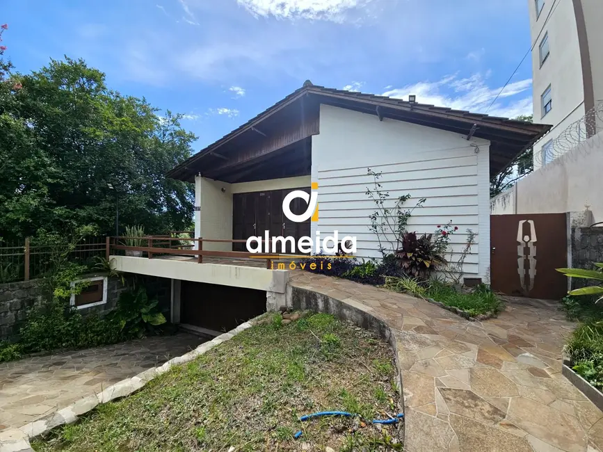 Foto 2 de Casa com 4 quartos à venda, 290m2 em Nossa Senhora de Lourdes, Santa Maria - RS