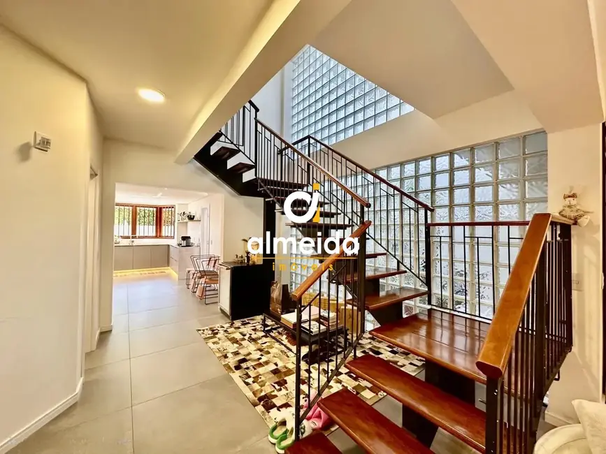 Foto 6 de Casa com 4 quartos à venda, 309m2 em Nossa Senhora de Lourdes, Santa Maria - RS