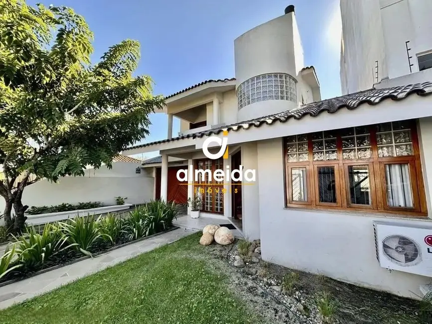 Foto 1 de Casa com 4 quartos à venda, 309m2 em Nossa Senhora de Lourdes, Santa Maria - RS