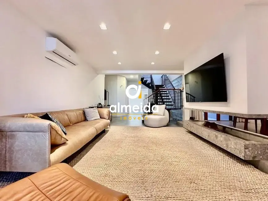 Foto 2 de Casa com 4 quartos à venda, 309m2 em Nossa Senhora de Lourdes, Santa Maria - RS