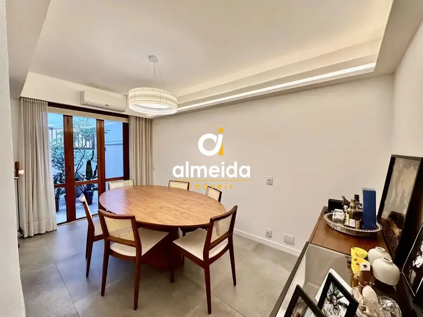 Foto 5 de Casa com 4 quartos à venda, 309m2 em Nossa Senhora de Lourdes, Santa Maria - RS