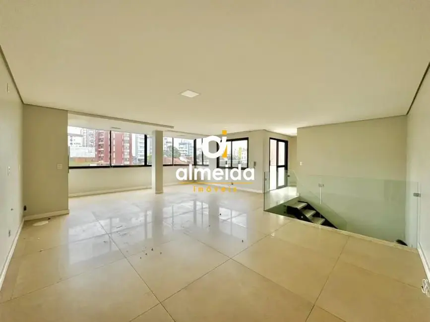 Foto 2 de Cobertura com 2 quartos à venda, 188m2 em Nossa Senhora de Lourdes, Santa Maria - RS