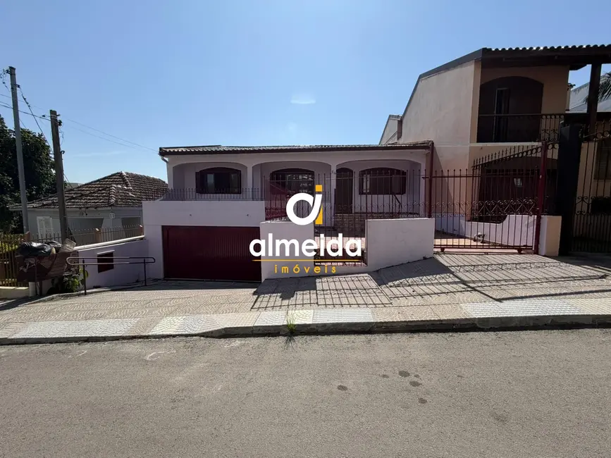 Casa com 3 quartos para alugar, 350m2 em Nossa Senhora de Lourdes, Santa Maria - RS - imagem 1 Foto 1 de Casa com 3 quartos para alugar, 350m2 em Nossa Senhora de Lourdes, Santa Maria - RS