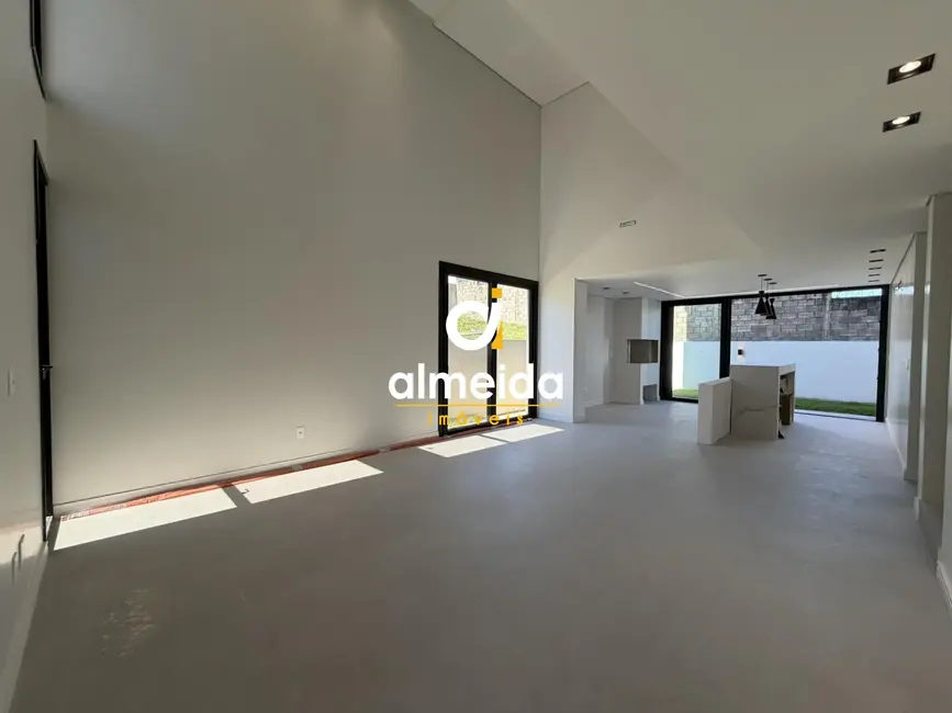 Foto 8 de Casa de Condomínio com 3 quartos à venda, 290m2 em Tomazetti, Santa Maria - RS