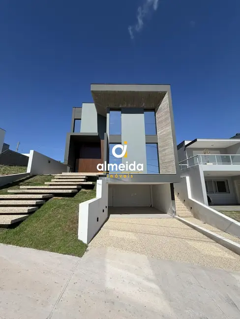Foto 2 de Casa de Condomínio com 3 quartos à venda, 290m2 em Tomazetti, Santa Maria - RS