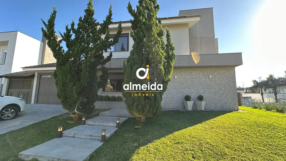 Foto 1 de Casa de Condomínio com 3 quartos à venda, 389m2 em Tomazetti, Santa Maria - RS