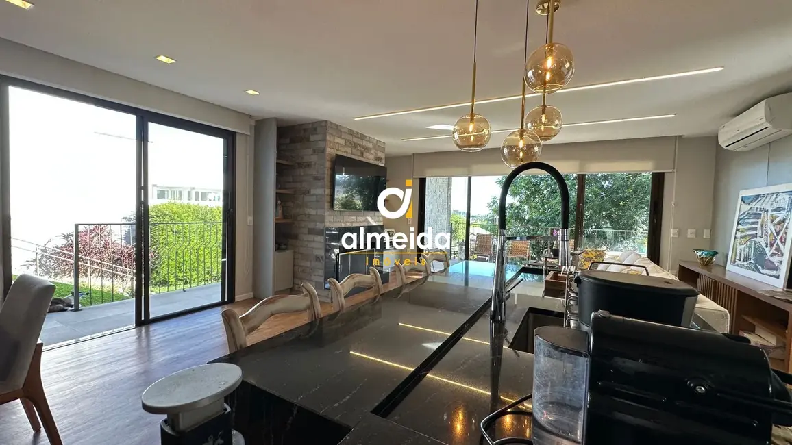 Foto 4 de Casa de Condomínio com 3 quartos à venda, 389m2 em Tomazetti, Santa Maria - RS