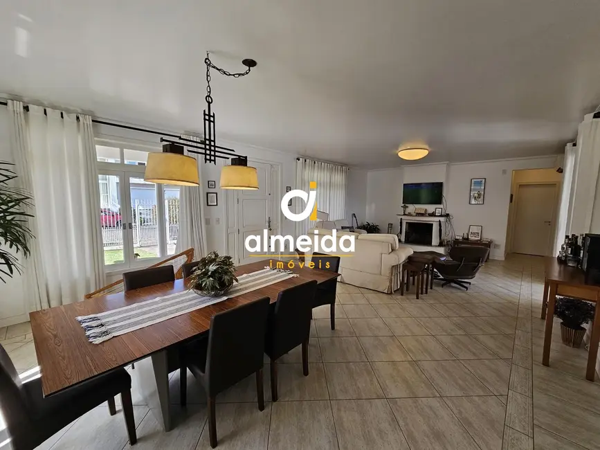 Foto 3 de Casa de Condomínio com 4 quartos à venda, 260m2 em Tomazetti, Santa Maria - RS