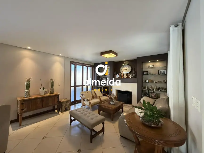 Foto 3 de Casa de Condomínio com 5 quartos para alugar, 326m2 em Tomazetti, Santa Maria - RS